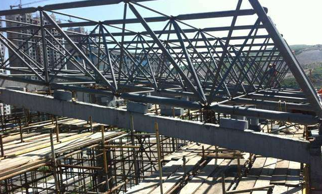 巴南简述网架公司的黑色压型钢板的吊装步履